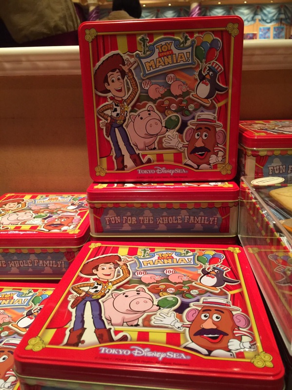 日本 東京迪士尼樂園 玩具總動員 夾心餅 鐵盒 餅乾上有 胡迪 翠絲 火腿 三眼怪圖案