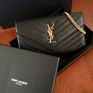 ［二手9成新］YSL MONOGRAM系列V字縫線魚子醬牛皮金屬LOGO金鍊Woc斜肩/手拿包(黑)