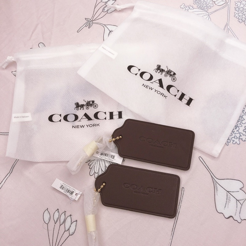 Coach吊飾壓紋皮標 兩個一起賣 LOVE 情人夫妻禮物 小確幸 禮物🎁鑰匙圈