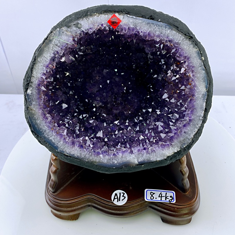 H1436 頂級巴西滿鈦晶正圓紫水晶洞 8.4kg。高28cm，寬22cm，厚度22cm，洞深10cm（紫晶洞