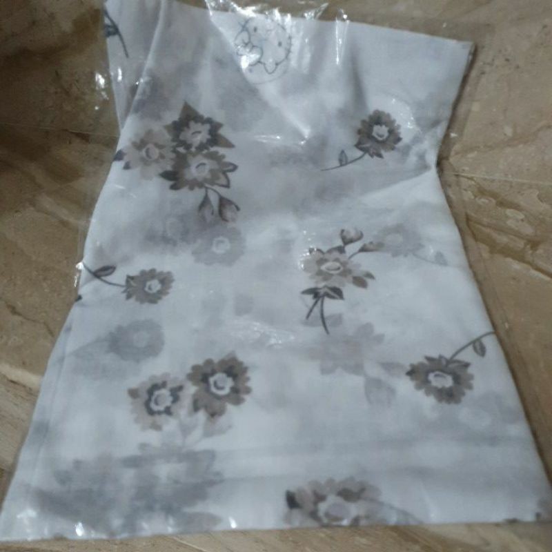 Hello Kitty   圍巾一單色    日本製  特價優待中   原價1380元