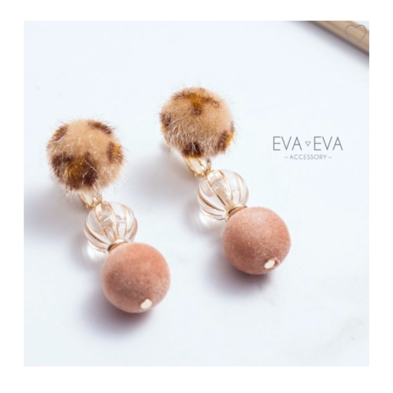 全新轉賣 韓國 EVA EVA 秋冬 豹紋鈕扣水晶毛球耳針耳環