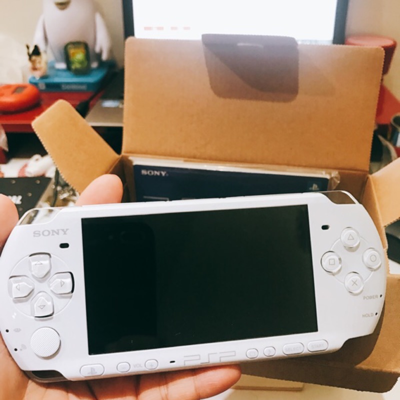 PSP 3007 主機+原廠遊戲2片+螢幕保護貼  全新未拆封 PSP-3007 遊戲機