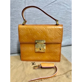 88❤ LV spring kelly真品正品黃色手提金扣壓紋原花亮漆皮郵差包方形小相機包附原廠鑰匙防塵袋紙盒