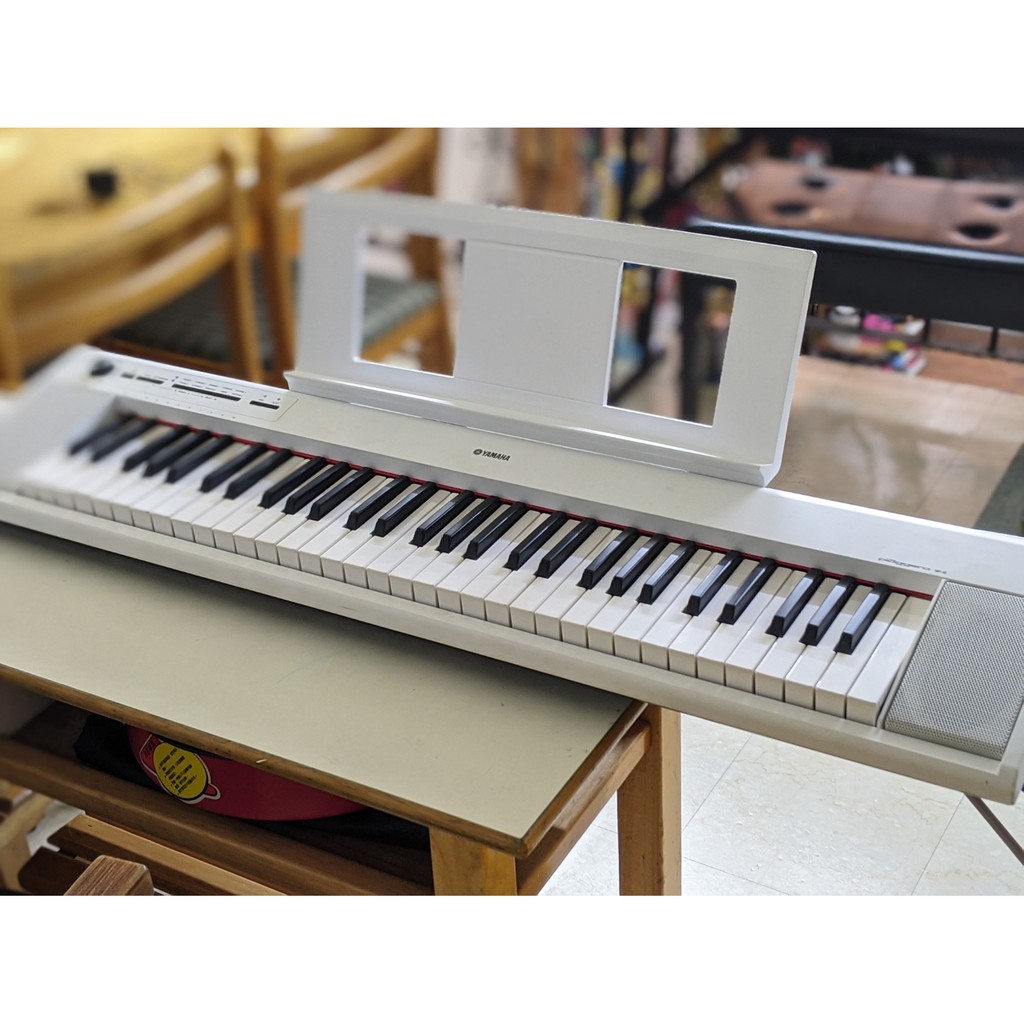 律揚樂器之家~ 二手 YAMAHA NP12 61鍵電子琴 黑色白色 電鋼琴 輕便攜帶 可裝電池多種音色