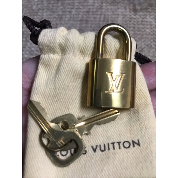 131❤️ LV 正品 真品 離櫃 全新未使用 金色 鎖頭 311鑰匙圈 吊飾 SPEEDY 25 30 附原廠防塵袋