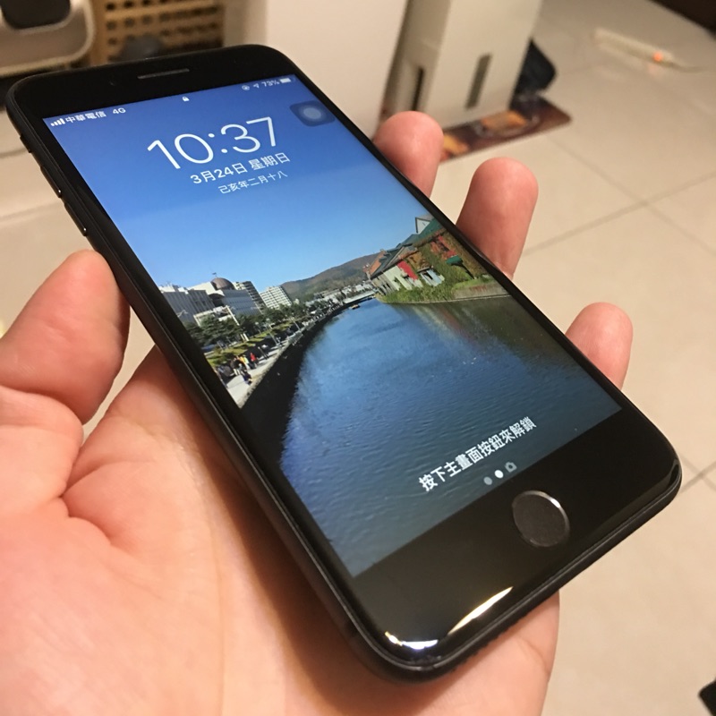 iphone8plus 256G黑色_保固到108/08，左下角外螢幕稍裂，右上角邊角小磨損，使用功能正常。