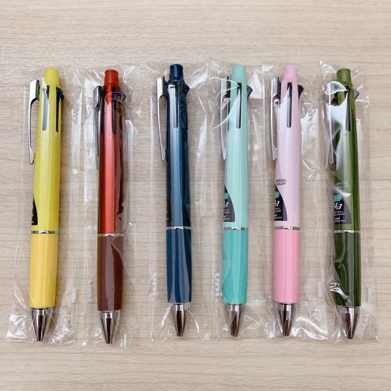 都是現貨22日貨 日本三菱 uni 溜溜筆 JETSTREAM 4+1 內含紅黑藍綠筆芯&amp;0.5mm自動鉛筆