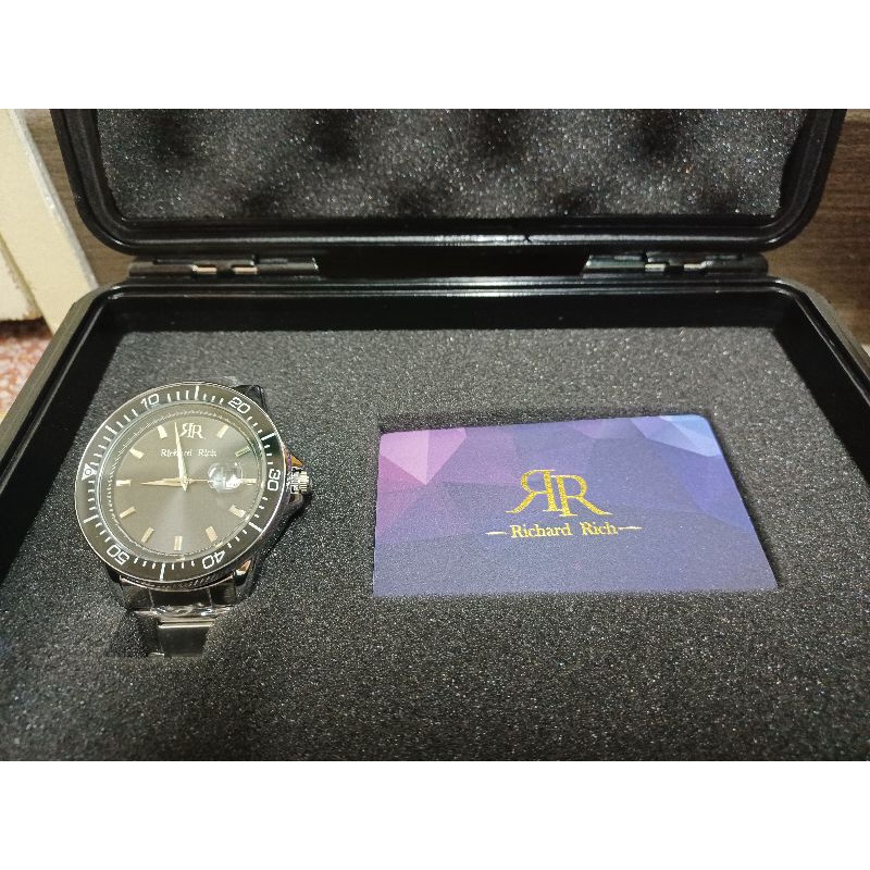 【RICHARD RICH】時尚經典水鬼系列男士石英鋼帶手錶(銀黑)-防水盒	