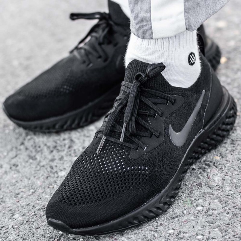 nike flyknit react triple black