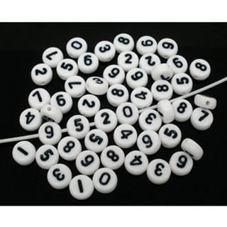 100 件 7x4 毫米混合數字扁圓形亞克力珠(白珠 + 黑色數字)
