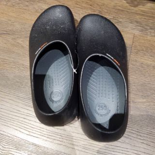 廚師鞋 使用過兩天 誠可小議 家樂福購入 25號大