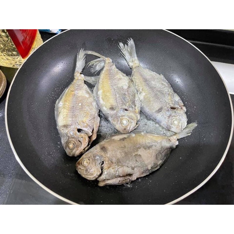 《生凍肉魚》冰箱必備家常料理，簡單乾煎就很香 皮薄肉嫩，又無細