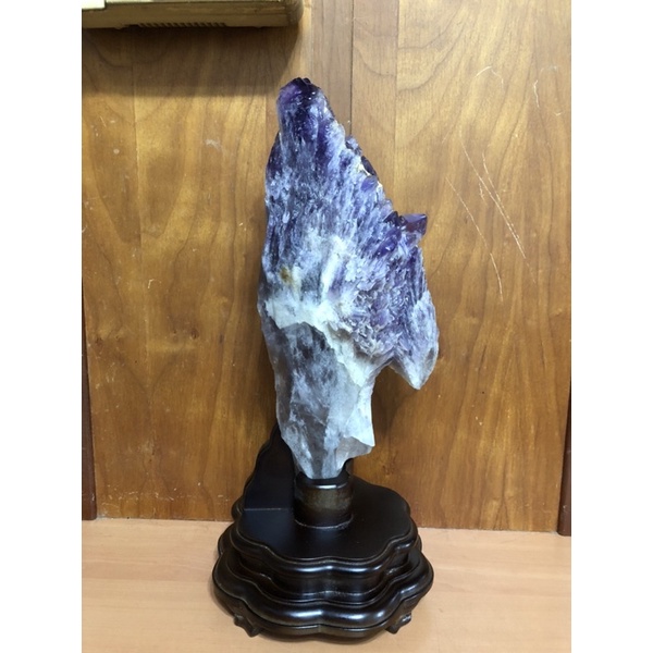 奇士晶-巴西雅典娜．紫骨幹水晶原礦-懸空島．鷹型層層堆疊的疊晶骨幹能量超強-附專用木座