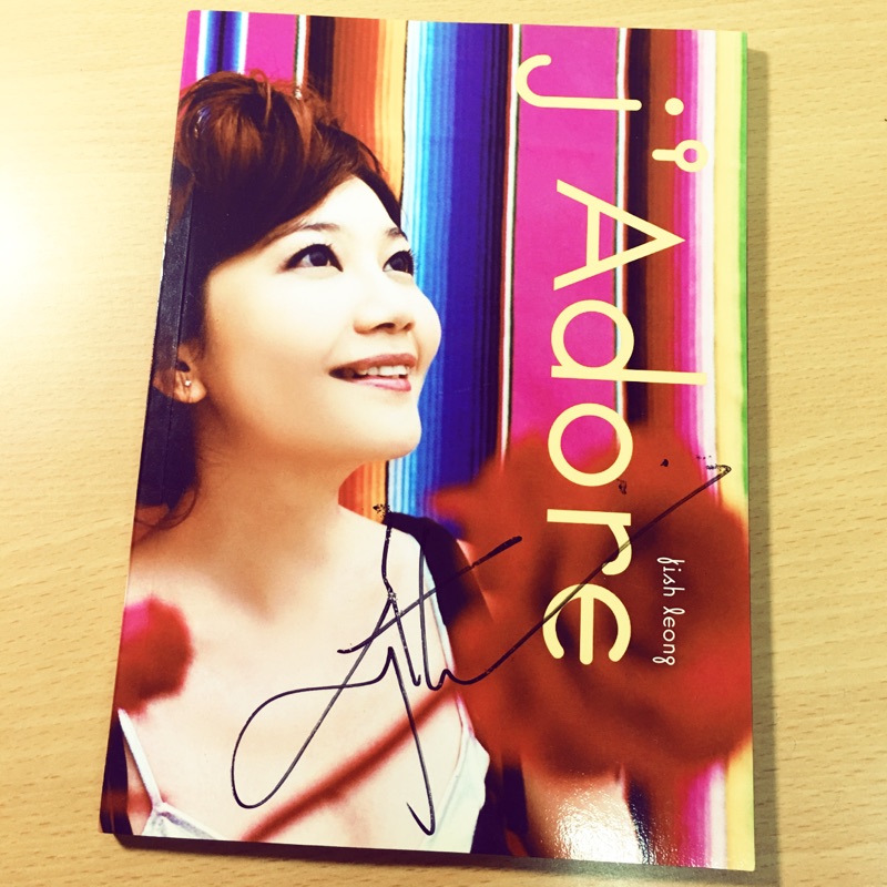 梁静茹/崇拝 J Adore CD +DVD 影音慶功雪白版 (台湾版) 梁静茹/崇拝 J Adore CD +DVD 影音慶功雪白版 (台湾版) 粱靜茹/