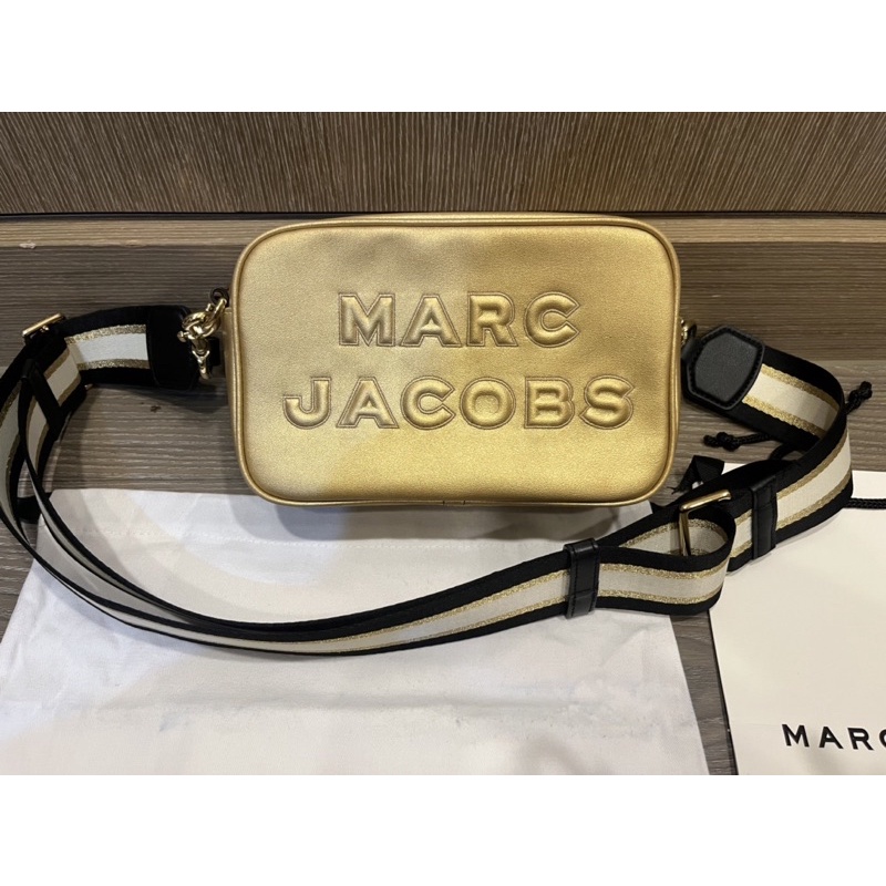 二手 Marc Jacobs羊皮浮雕LOGO寬揹帶相機包斜揹包枕頭包 金色
