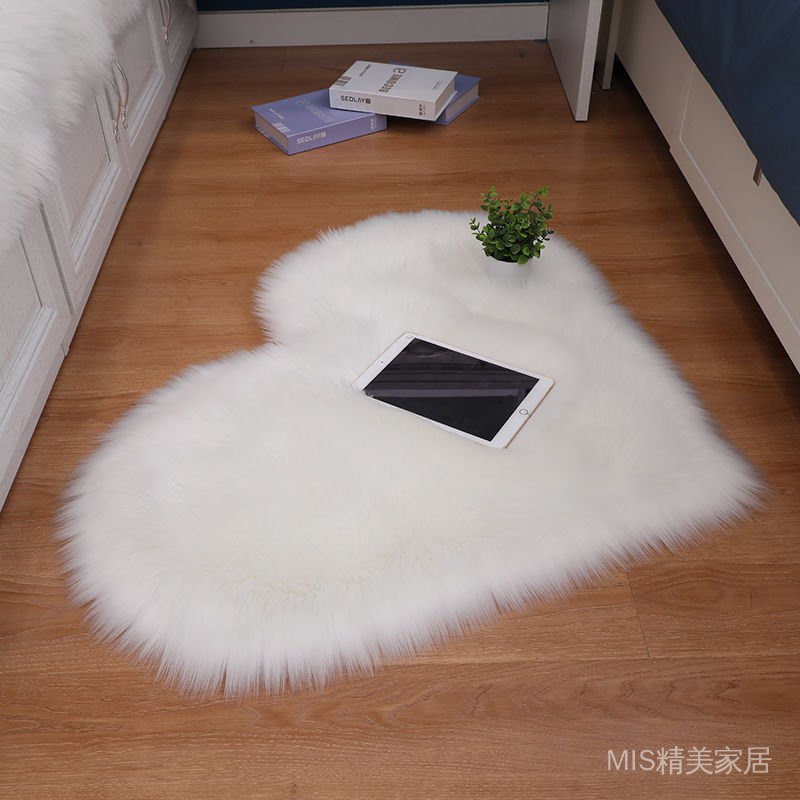 現貨🎉白色仿羊毛心形地墊地毯長毛絨可愛臥室床邊少女心形地毯裝飾
