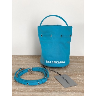 《代購·現貨》Balenciaga 巴黎世家 白字logo尼龍 淺水藍色水桶包