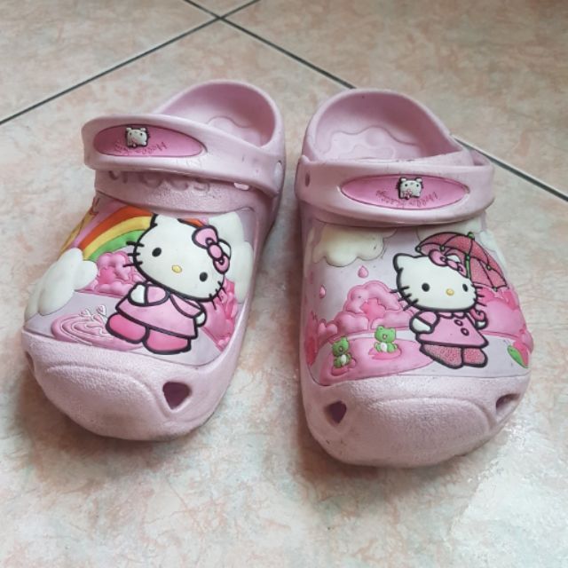 8.5成新二手crocs粉色Hello Kitty 22.5號休閒布希拖鞋，可面交，只有一雙要買要快！ㄟ