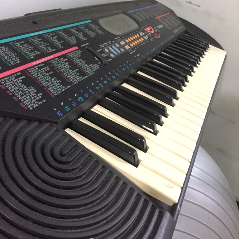 Casio CTK-410 二手電子琴，琴架可拆平放至桌上使用，插電使用或是放電池