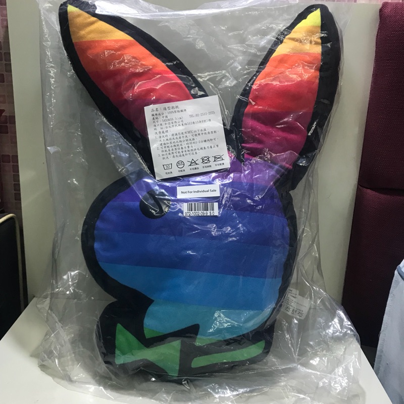 Playboy彩虹兔造型抱枕