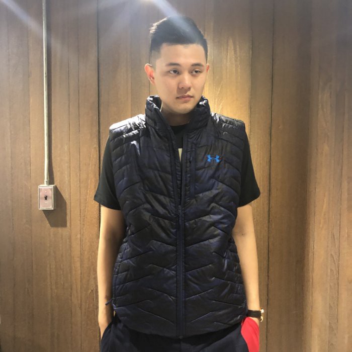 美國百分百【全新真品】Under Armour 運動時尚 UA 背心 輕羽絨 logo 男 大尺碼 藍黑色 K150