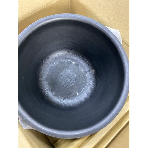 象印電子鍋南部鐵器融射鋁層內鍋一只噴鐵氟龍耐300度C，一只噴陶瓷塗層