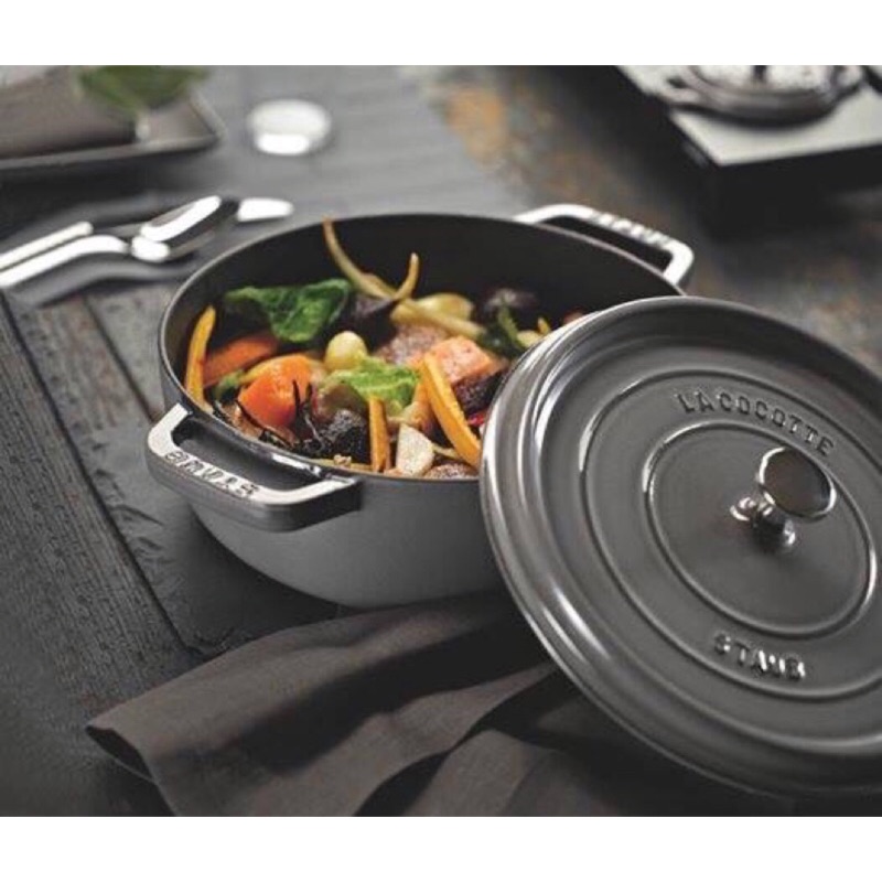 Staub 26公分淺鍋 灰色 4qt 可附贈橄欖木鏟 湯匙