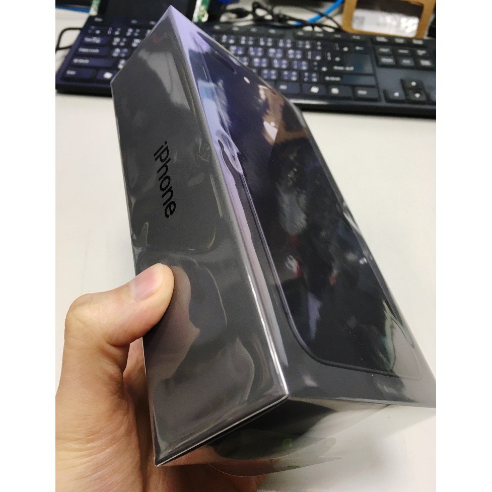 全新 iPhone 8 Plus 256G 太空灰 5.5吋 + 康寧玻璃保護貼 (現貨)
