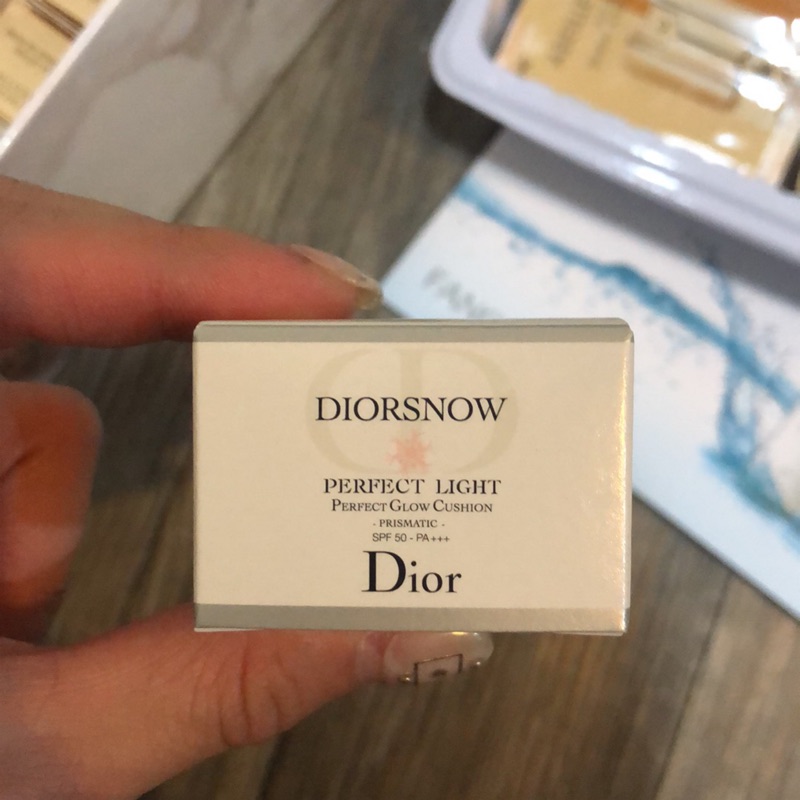 Dior迪奧雪晶靈粉嫩光氣墊粉餅（鏡光色）