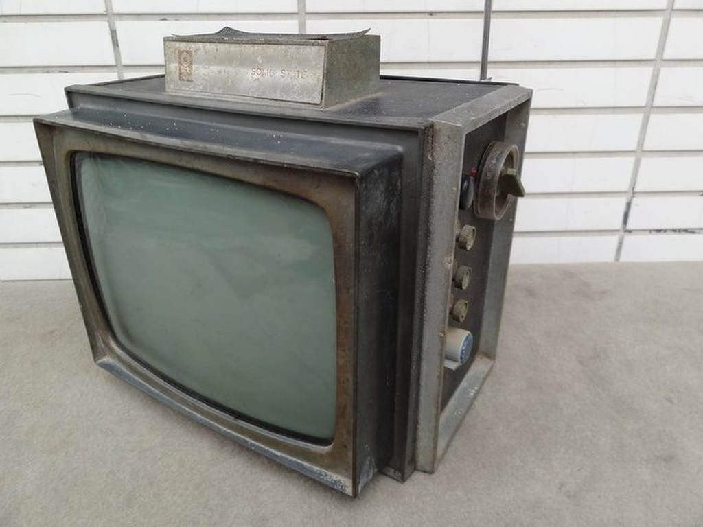 **黑熊古玩藝品**罕見 大同 鐵盒製小型古董電視