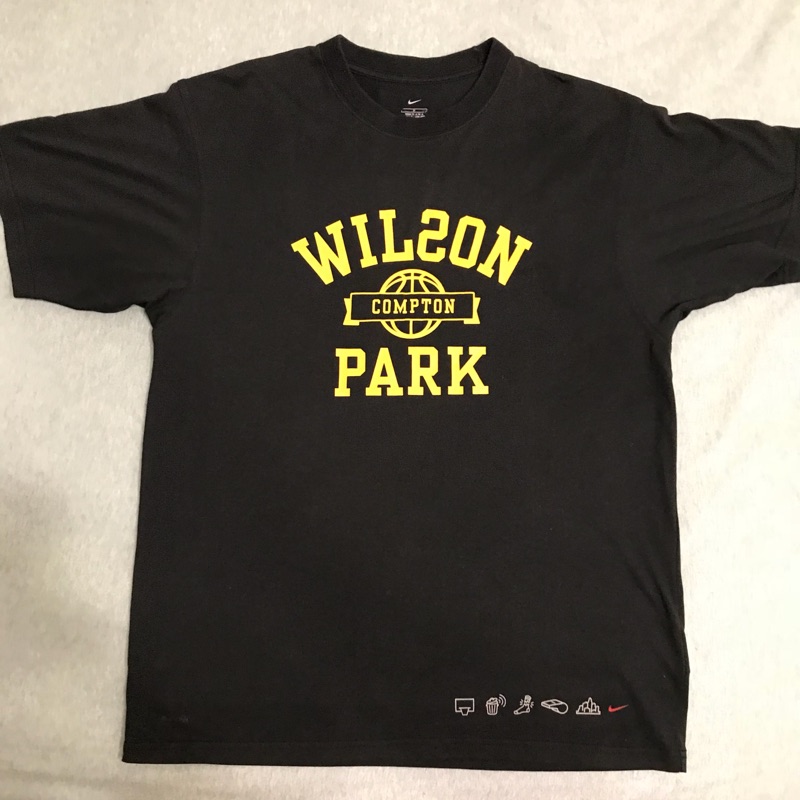 NIKE BASKETBALL系列WILSON PARK鬥牛聖地短tee