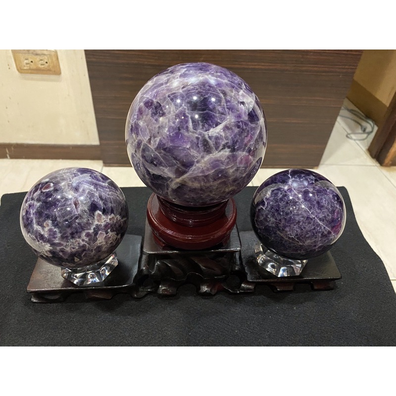 千層夢幻紫晶球擺件，圓圓滿滿，有求必應， 適合擺在客廳、房間、書桌、辦公室，神桌供奉。 送禮自用兩相宜