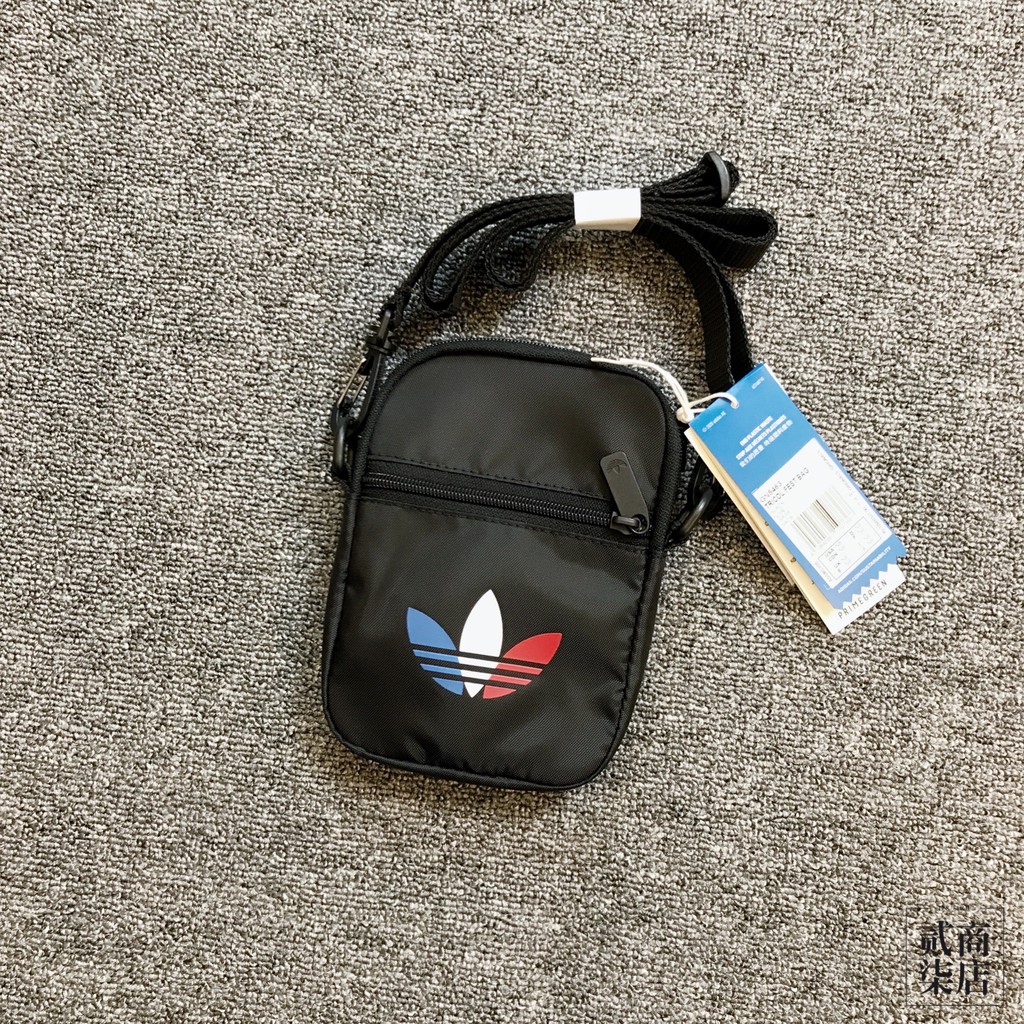 (貳柒商店) adidas Adicolor Tricolor Bag 黑色 藍白紅 三葉草 側背包 GN5463