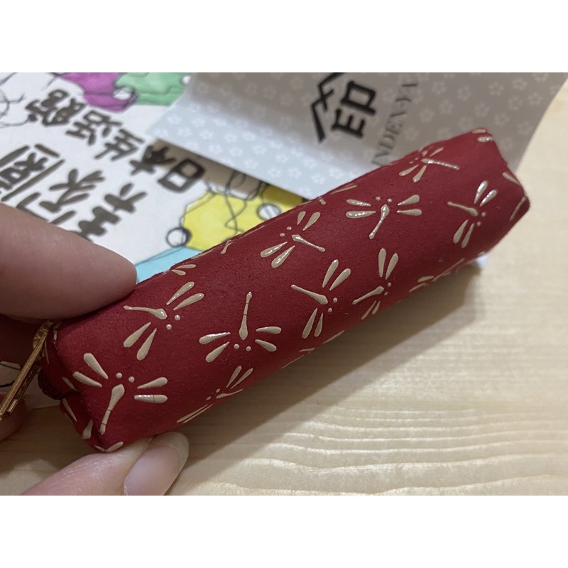 美家園日本生活館 日本製 印傳屋鹿皮 拉鏈方型印章包 紅色蜻蜓賣場