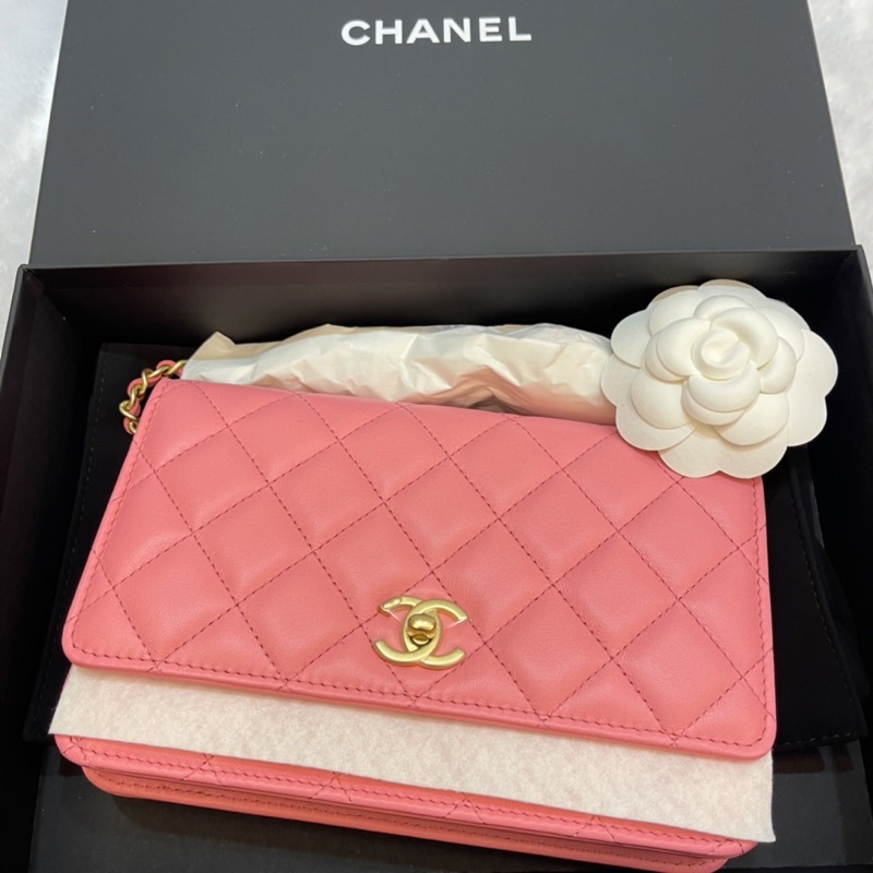 《全新正品》香奈兒CHANEL WOC 粉紅色核桃金球 鏈帶包～限量