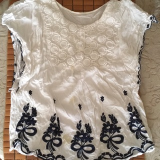 白色領口雕花刺繡花朵圖案寬袖娃娃衫上衣