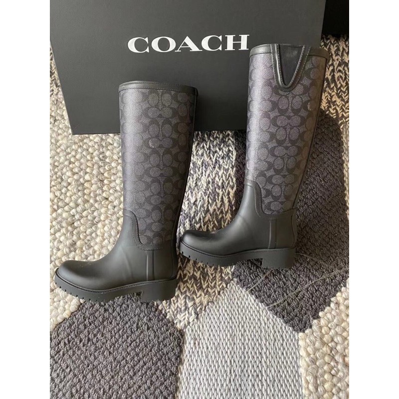 正品/正貨/ 英國代購 Coach Outlet  Logo修飾腿型雨靴 尺寸：36.5 (尺寸可以拿大)  現貨無盒