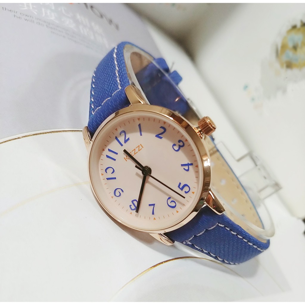 經緯度鐘錶【KEZZI】另贈電池 日韓港超人氣品牌 細款錶帶皮質 小錶盤女錶 小學生錶 可愛數字 【↘超低價】K1564