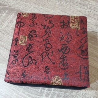 二手近全新-珍藏品彩繪蓮花 紅色書法字 首飾盒 吊墜盒 項鍊盒 手鐲盒 收藏盒 珠寶玉石首飾收藏包裝盒