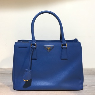 二手特賣 9成新 PRADA Saffiano 金字浮刻LOGO牛皮肩背包/側背/手提包(藍色)