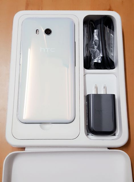 【HTC 宏達電】U11（冰雪白64g）僅拆封，保固內二手商品，另贈送透明軟殼