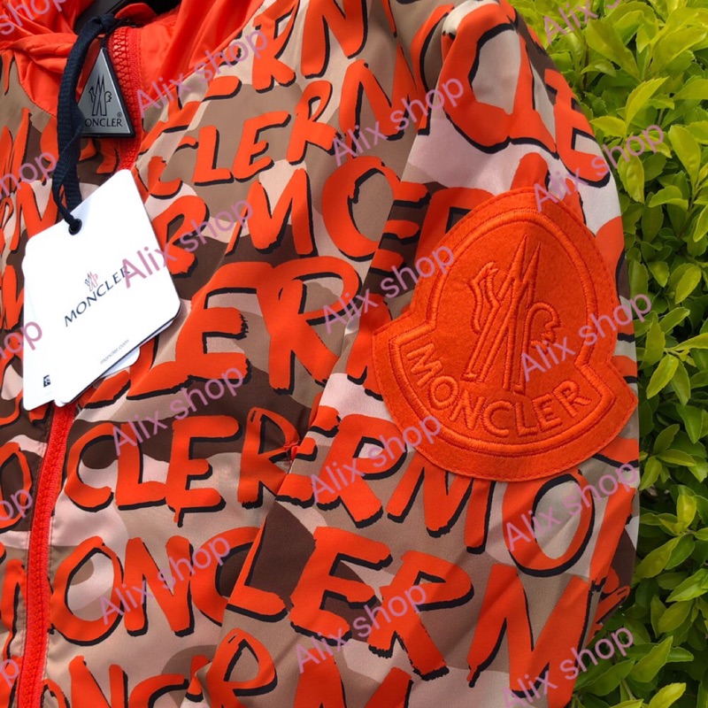 特價 Moncler 童裝 風衣 外套 滿版塗鴉，手臂徽章logo 防風外套。