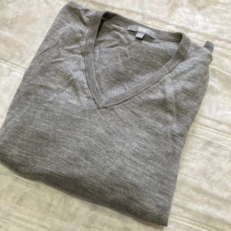 (已保留) Uniqlo V領純羊毛針織衫/灰色上衣/縮口（羊毛100%）