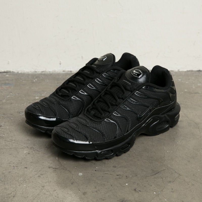 nike air max plus se triple black