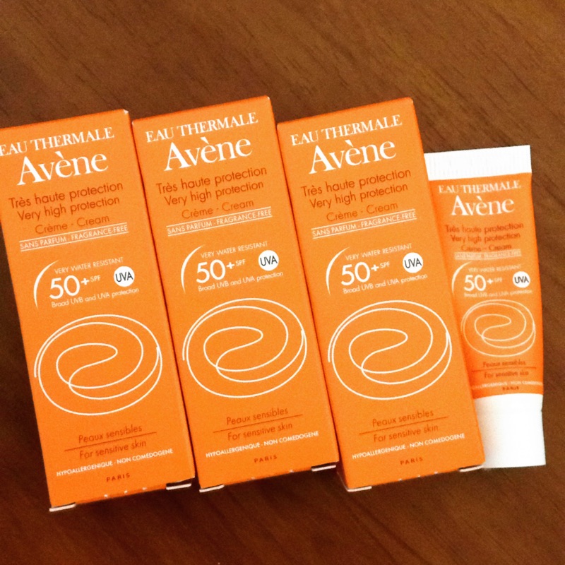 Avene雅漾 全效清爽臉部防曬乳SPF50+5ml 旅行瓶*8 +雅漾 活泉精華液*1 + 雅漾全效活泉保濕精華*1 + 理膚寶水 全護防曬 bb霜*1