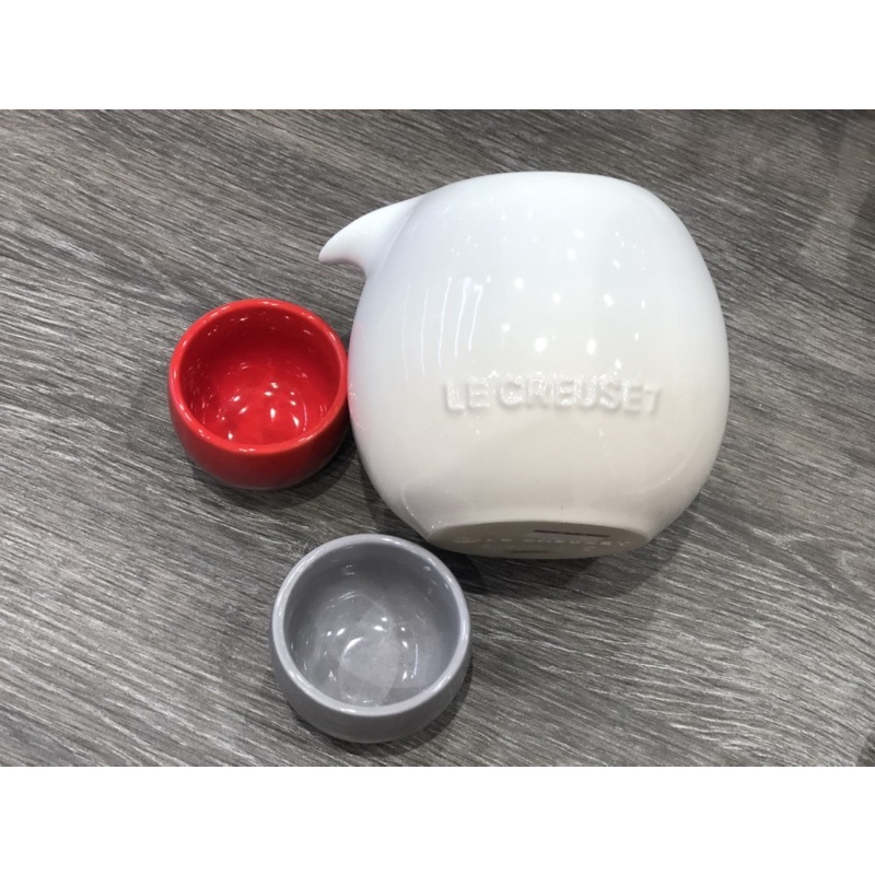 le creuset 花蕾系列清酒壺組(一壺二杯)(壺：蛋白霜；杯：櫻桃紅/燧石灰)_《全新現貨》