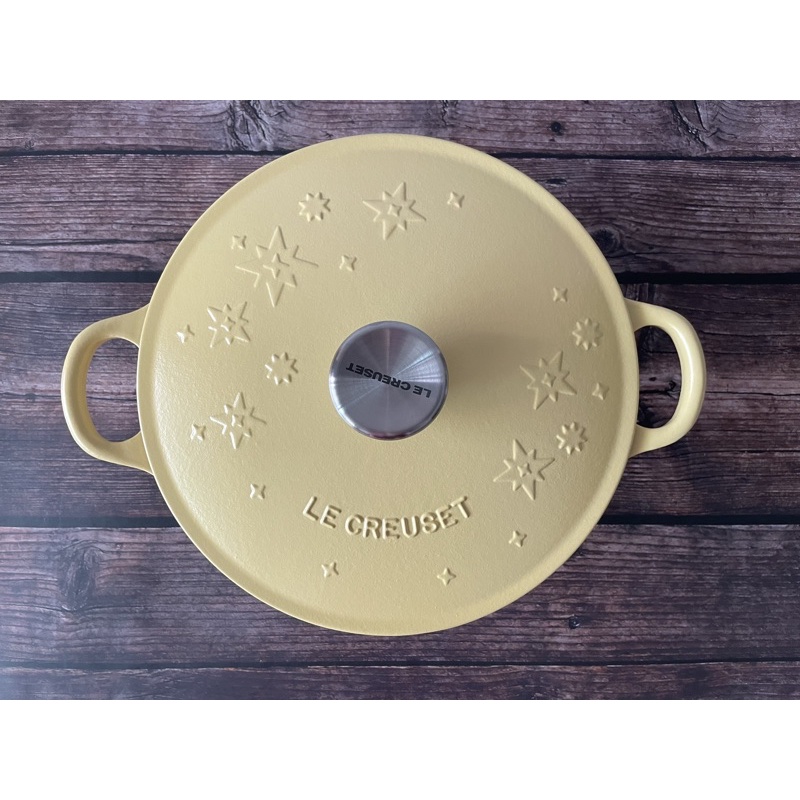 【愛咪雜貨小舖】全新 LE CREUSET 琺瑯鑄鐵 媽咪鍋 星塵之光 浮雕 湯鍋 燉鍋 內鍋黑琺瑯 22cm 含羞草