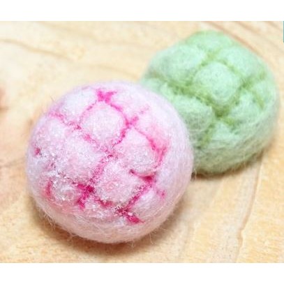 亮晶晶草莓哈密瓜菠蘿麵包 -羊毛氈 "鑰匙圈、吊飾、擺飾"(可客製化更改顏色)定價以一個計算