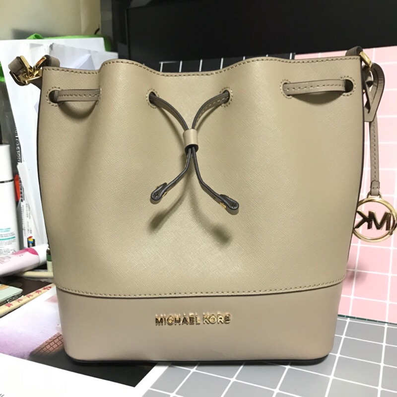 💥MK水桶包💥MICHAEL KORS Trista🌟金字Logo🌟大圓標防刮皮革兩用水桶包(熱銷奶油色)兩用包